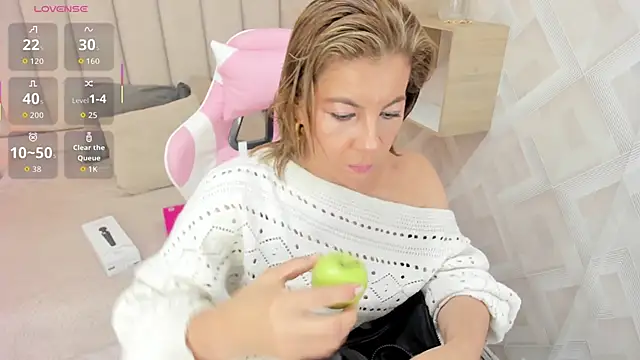 Clhoe Johnson online show from December 17, 12:21 pm