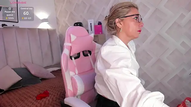 Clhoe Johnson online show from February 23, 12:39 pm