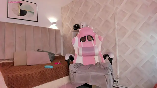 Clhoe Johnson online show from March 25, 12:59 pm