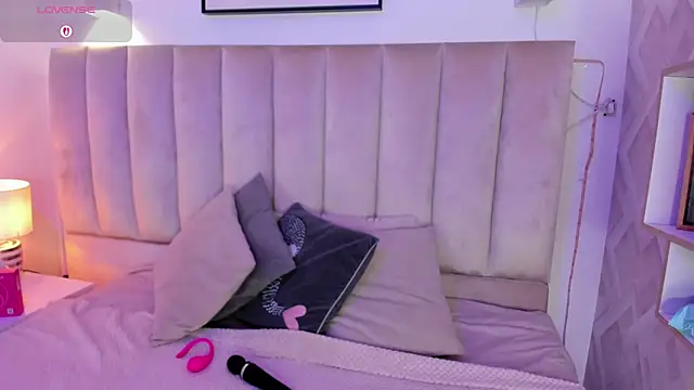 Snapshot of Clhoe_Johnson chatting on October 27, 12:06 pm Clhoe Johnson online show from October 27, 12:06 pm