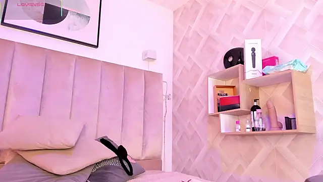 Snapshot of Clhoe_Johnson chatting on October 31, 12:57 pm Clhoe Johnson online show from October 31, 12:57 pm