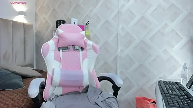 Clhoe Johnson online show from March 5, 12:13 pm