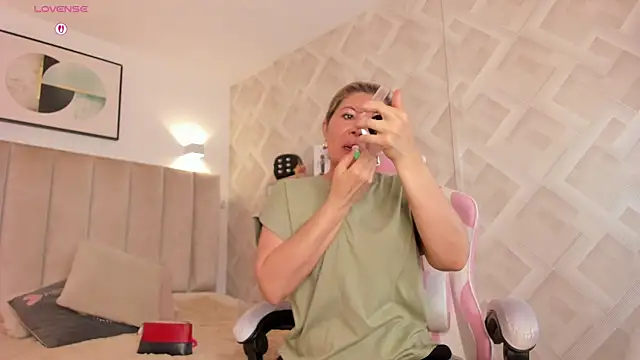 Clhoe Johnson online show from April 11, 12:31 pm