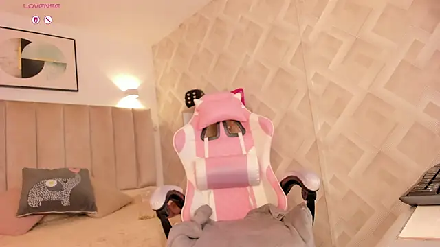 Clhoe Johnson online show from April 16, 12:39 pm