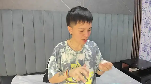 Snapshot of _Hannah_Hot chatting on December 17, 2:05 am Hannah Hot online show from December 17, 2:05 am