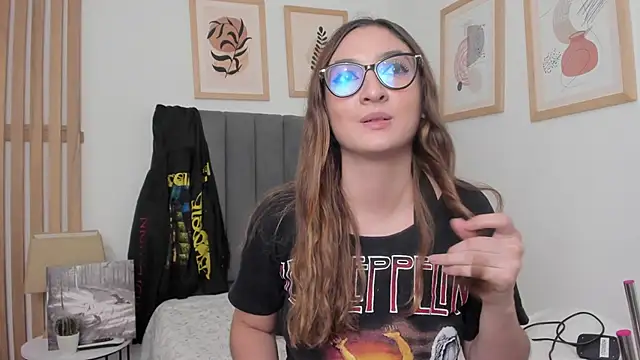 Snapshot of Alice_Dickinssonn chatting on December 14, 9:20 pm Alice Dickinssonn online show from December 14, 9:20 pm