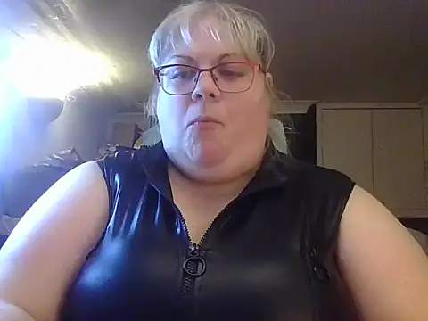 Kinkyhousewife83 online show from November 23, 5:45 pm