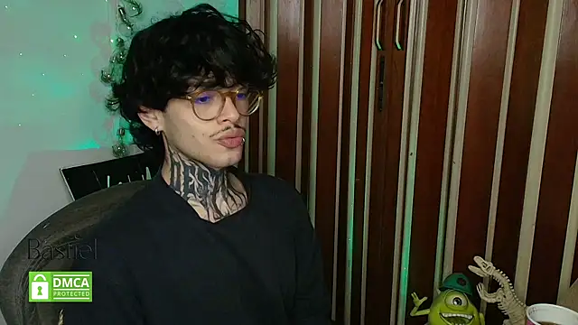 Snapshot of Mihail_leroy chatting on October 2, 1:42 am Mihail leroy online show from October 2, 1:42 am