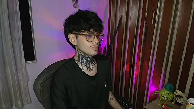 Snapshot of Mihail_leroy chatting on November 29, 1:28 am Mihail leroy online show from November 29, 1:28 am