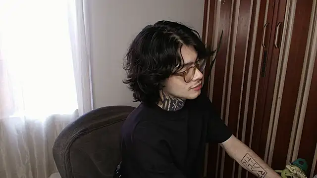 Snapshot of Mihail_leroy chatting on June 6, 10:26 pm Mihail leroy online show from June 6, 10:26 pm