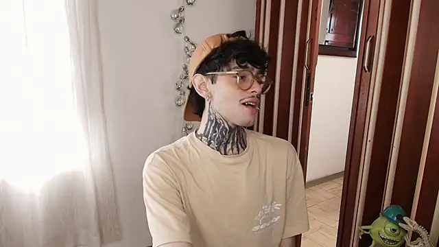 Snapshot of Mihail_leroy chatting on December 16, 2:54 pm Mihail leroy online show from December 16, 2:54 pm