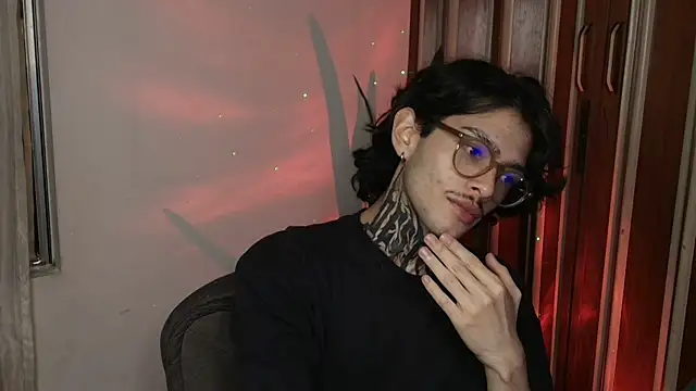 Snapshot of Mihail_leroy chatting on May 14, 3:58 am Mihail leroy online show from May 14, 3:58 am