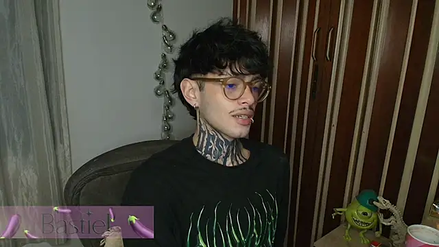 Snapshot of Mihail_leroy chatting on November 26, 2:44 am Mihail leroy online show from November 26, 2:44 am