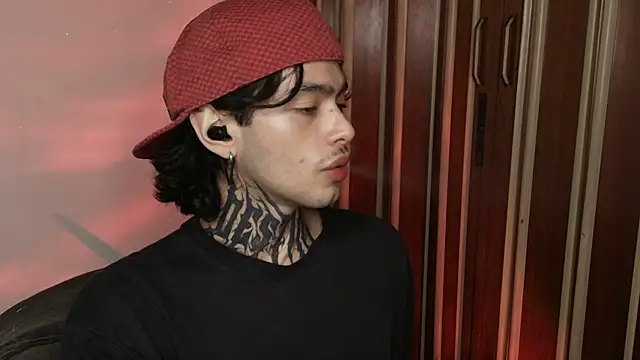 Snapshot of Mihail_leroy chatting on May 29, 12:27 am Mihail leroy online show from May 29, 12:27 am