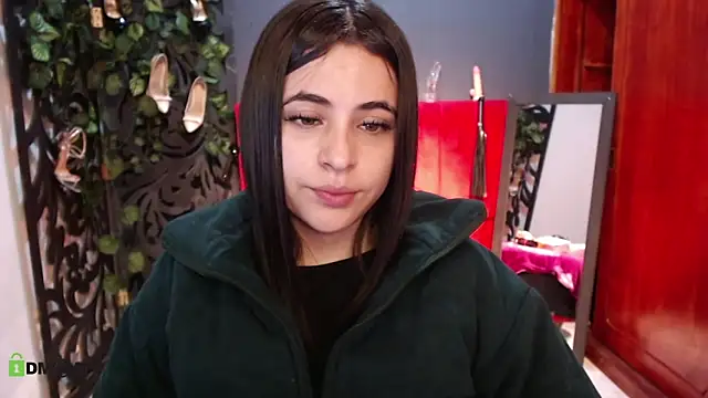 Snapshot of sofi_lara28 chatting on February 16, 1:32 pm sofi lara28 online show from February 16, 1:32 pm