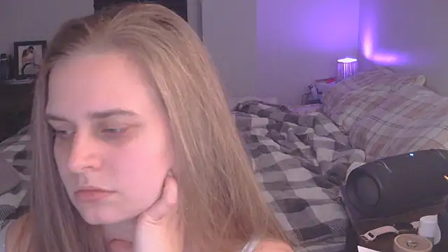 Snapshot of Sexyblonde12344 chatting on November 17, 12:58 am Sexyblonde12344 online show from November 17, 12:58 am