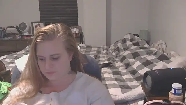 Snapshot of Sexyblonde12344 chatting on December 3, 8:52 pm Sexyblonde12344 online show from December 3, 8:52 pm