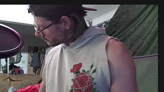 Snapshot of MasterDaddyCool chatting on October 25, 6:12 am MasterDaddyCool online show from October 25, 6:12 am