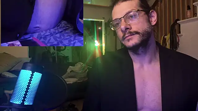 Snapshot of MasterDaddyCool chatting on November 14, 2:04 am MasterDaddyCool online show from November 14, 2:04 am