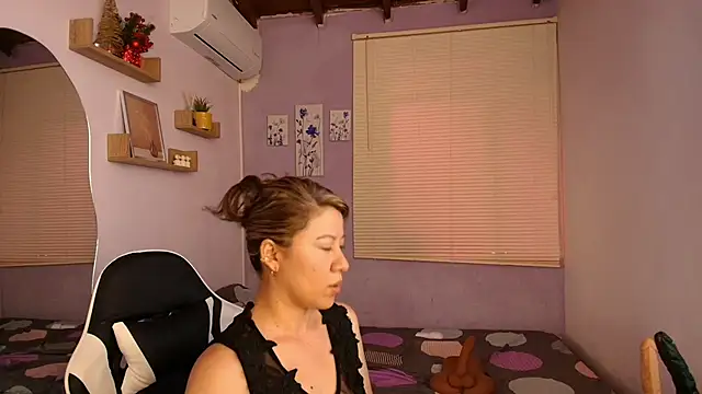 luna desiree online show from March 11, 8:25 pm