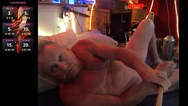 Snapshot of Pussyeat2please chatting on June 9, 11:11 am Pussyeat2please online show from June 9, 11:11 am