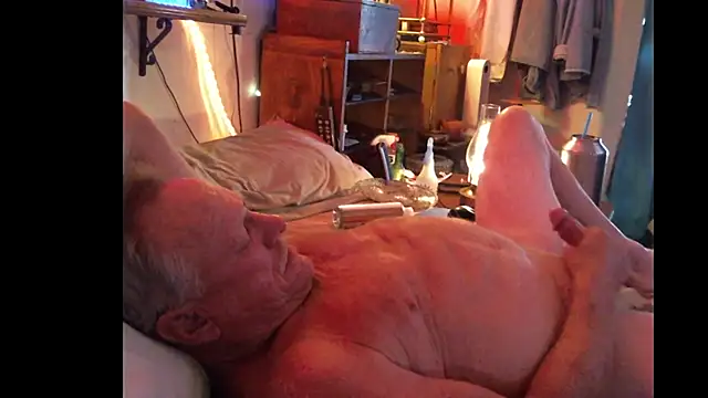 Pussyeat2please online show from November 22, 7:02 pm