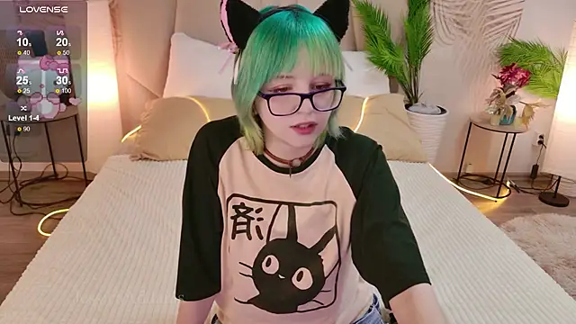 CoralineYoung online show from April 4, 8:10 am