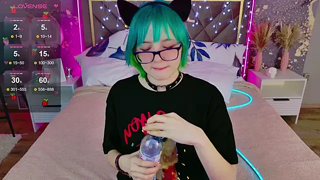 CoralineYoung online show from February 8, 7:17 am