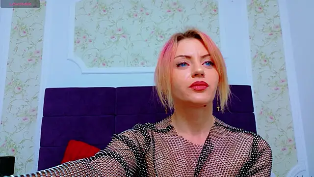 Snapshot of AvaSinclaire chatting on November 16, 5:01 am AvaSinclaire online show from November 16, 5:01 am