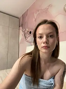 Rosie Holmes  online show from November 4, 3:21 am