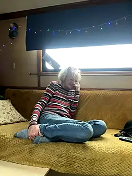 Snapshot of ladyboatlady chatting on December 17, 1:05 pm ladyboatlady online show from December 17, 1:05 pm