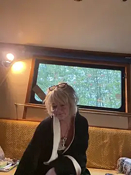 Snapshot of ladyboatlady chatting on October 9, 6:36 am ladyboatlady online show from October 9, 6:36 am