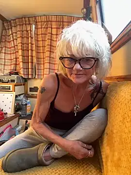 Snapshot of ladyboatlady chatting on October 2, 7:12 am ladyboatlady online show from October 2, 7:12 am