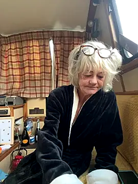 Snapshot of ladyboatlady chatting on October 5, 6:48 am ladyboatlady online show from October 5, 6:48 am
