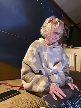 Snapshot of ladyboatlady chatting on February 2, 6:56 am ladyboatlady online show from February 2, 6:56 am