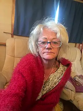 Snapshot of ladyboatlady chatting on May 7, 5:33 am ladyboatlady online show from May 7, 5:33 am