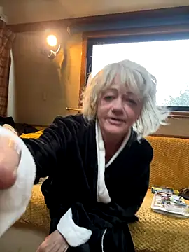 Snapshot of ladyboatlady chatting on October 3, 6:37 am ladyboatlady online show from October 3, 6:37 am