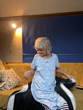 Snapshot of ladyboatlady chatting on October 29, 7:18 am ladyboatlady online show from October 29, 7:18 am