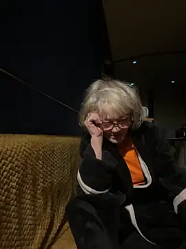 Snapshot of ladyboatlady chatting on November 4, 6:17 am ladyboatlady online show from November 4, 6:17 am