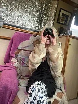 Snapshot of ladyboatlady chatting on February 24, 7:31 am ladyboatlady online show from February 24, 7:31 am