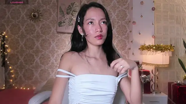 LilyThea online show from December 4, 9:14 pm