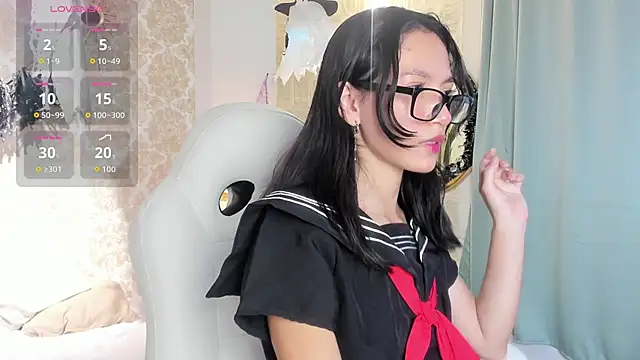 Snapshot of LilyThea chatting on October 15, 9:01 pm LilyThea online show from October 15, 9:01 pm