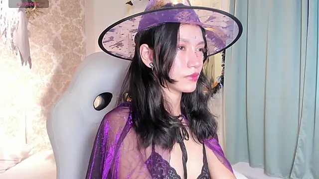 LilyThea online show from October 31, 9:22 pm