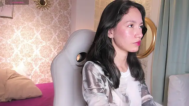 LilyThea online show from November 22, 9:13 pm