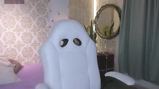 LilyThea online show from December 18, 9:29 pm