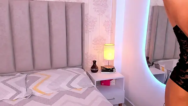 ShaynaHosk online show from April 15, 4:29 am