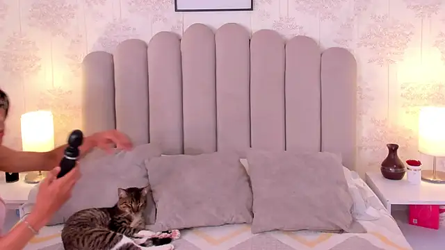 ShaynaHosk online show from February 5, 6:48 pm