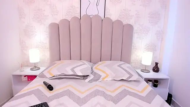 Snapshot of ShaynaHosk chatting on November 7, 8:35 pm ShaynaHosk online show from November 7, 8:35 pm