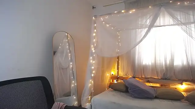 loreaniss online show from December 14, 8:03 pm