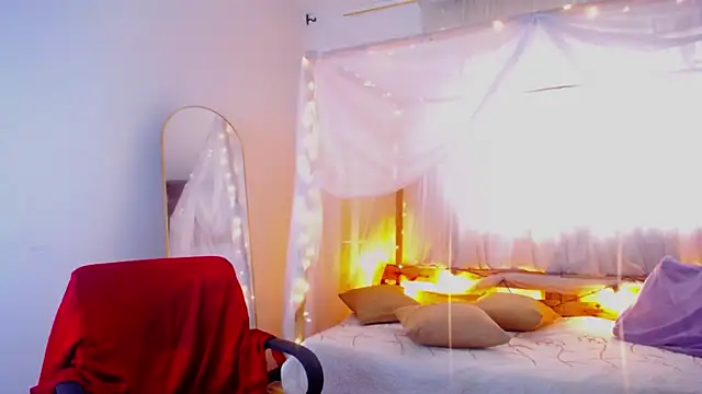 loreaniss online show from December 5, 8:06 pm